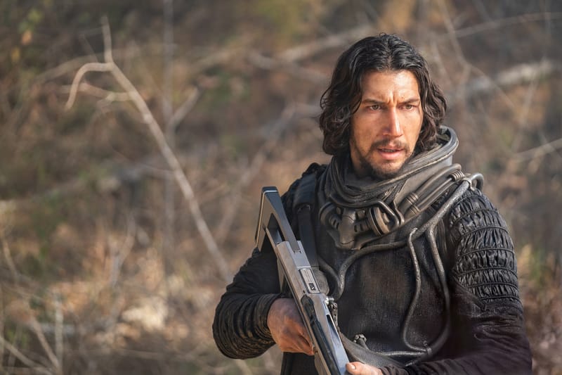 未來武器對決遠古恐龍！Adam Driver 主演驚悚科幻懼作《65：恐怖行星》釋出最新預告