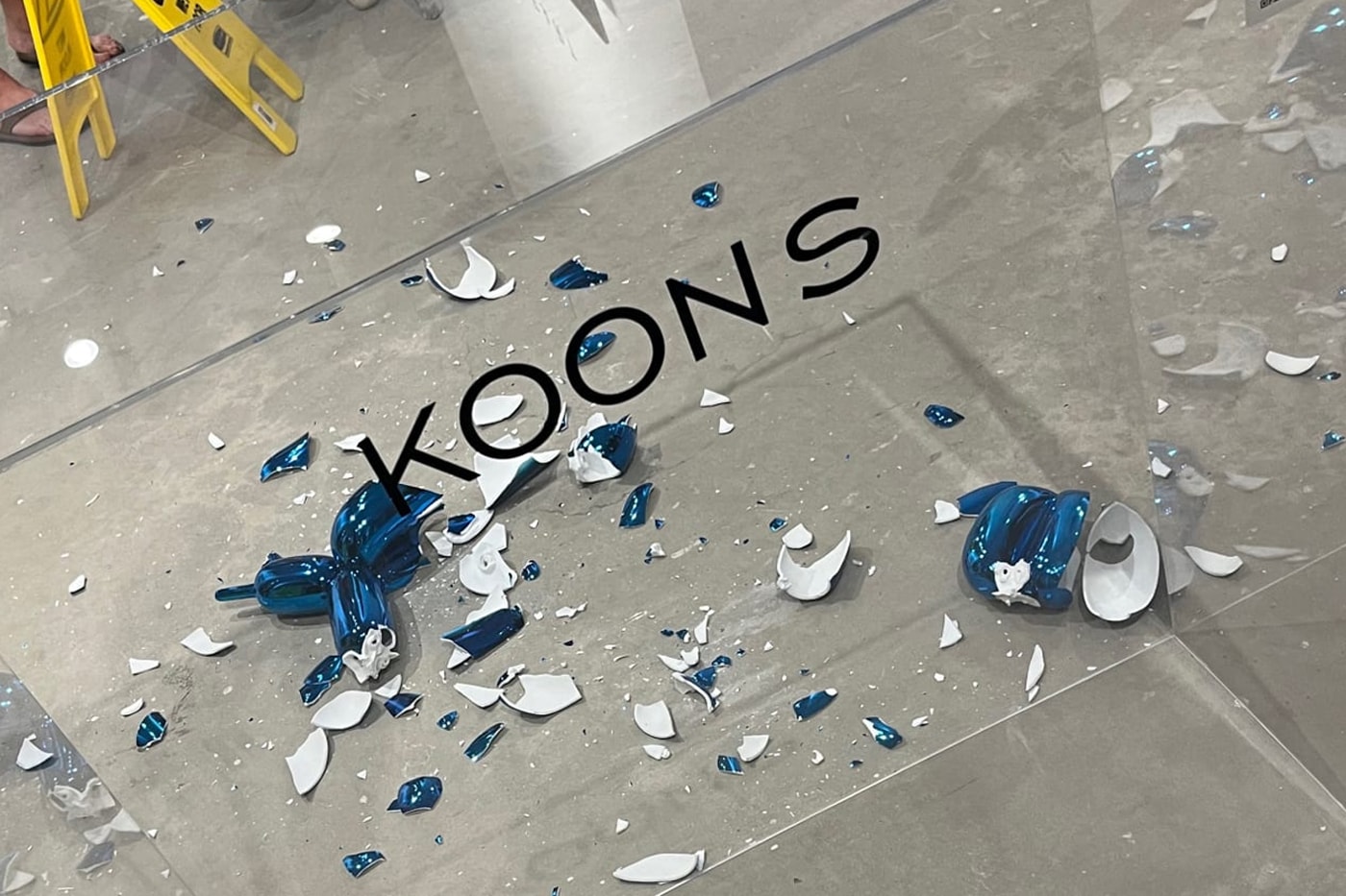 當代藝術家 Jeff Koons  要價 $42,000 美元「Balloon Dog」雕塑展覽中意外摔成碎片