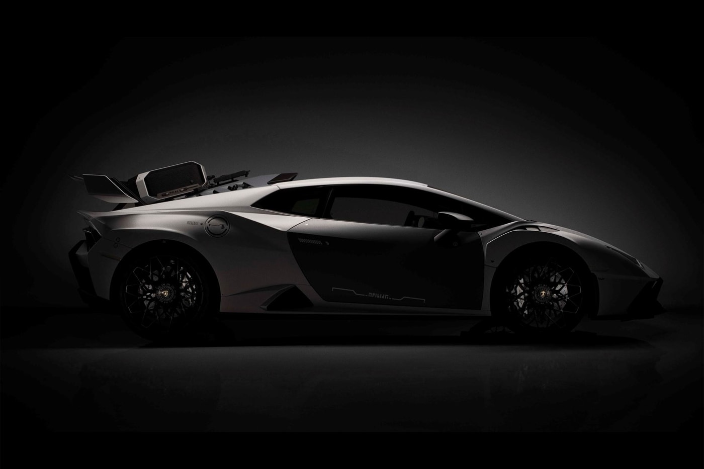 Lamborghini 攜手日本模型藝術家池內啟人打造 Cyberpunk 風格 Huracán STO 定製車型