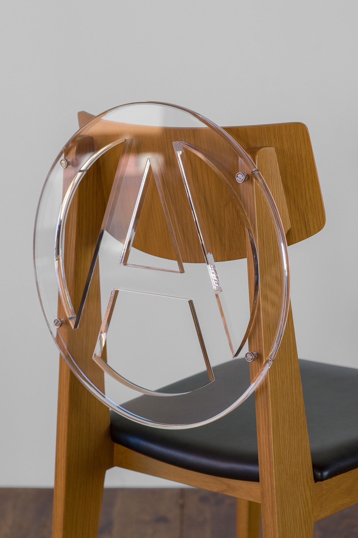 UNDERCOVER x 天童木工「Anarchy Chair」全新透明迭代正式登場