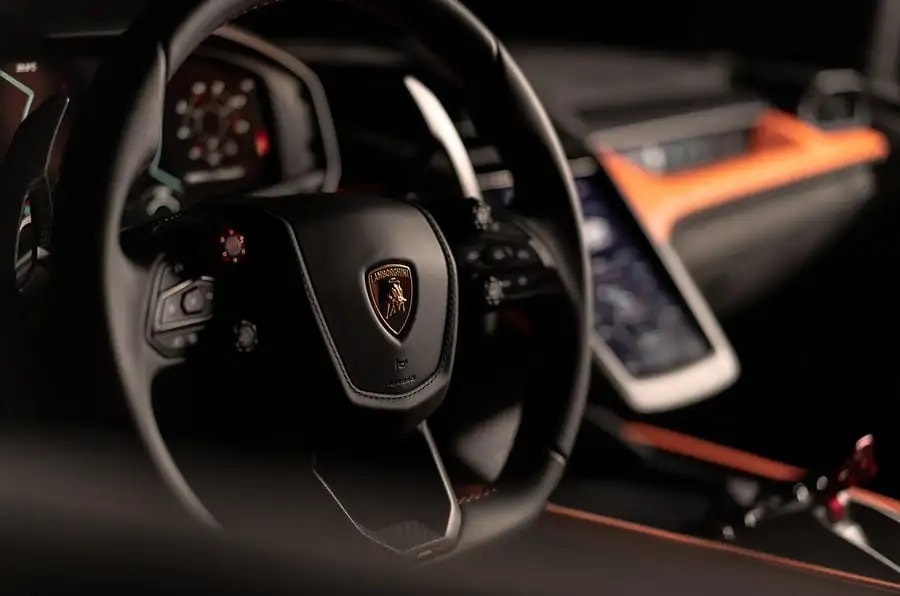 Lamborghini 正式發表全新 V12 油電系統超跑 Revuelto
