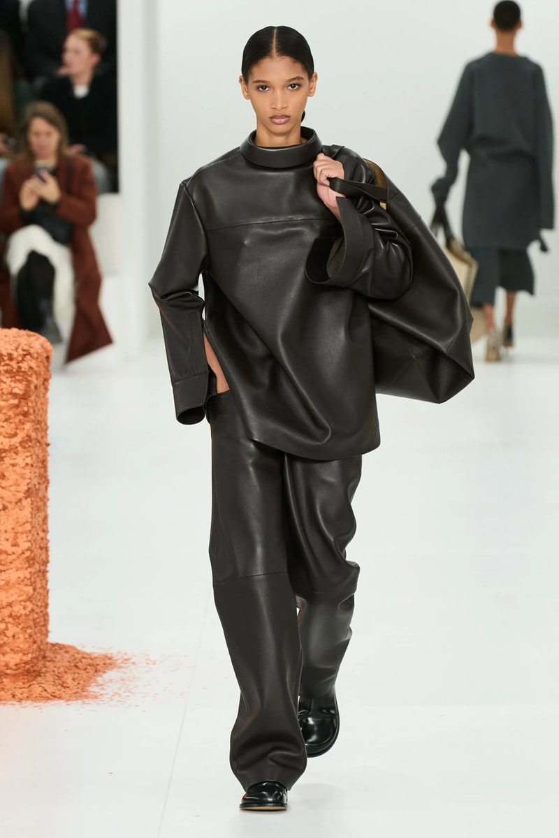 LOEWE 正式發佈 2023 秋冬女裝系列大秀