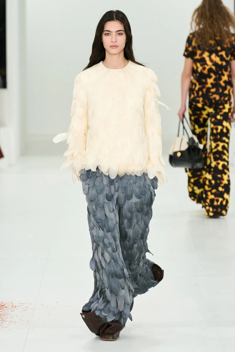 LOEWE 正式發佈 2023 秋冬女裝系列大秀