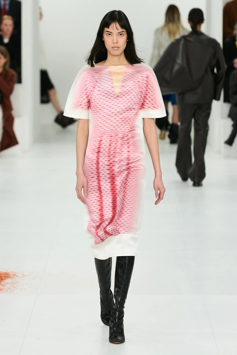 LOEWE 正式發佈 2023 秋冬女裝系列大秀