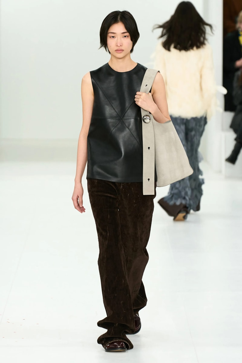 LOEWE 正式發佈 2023 秋冬女裝系列大秀