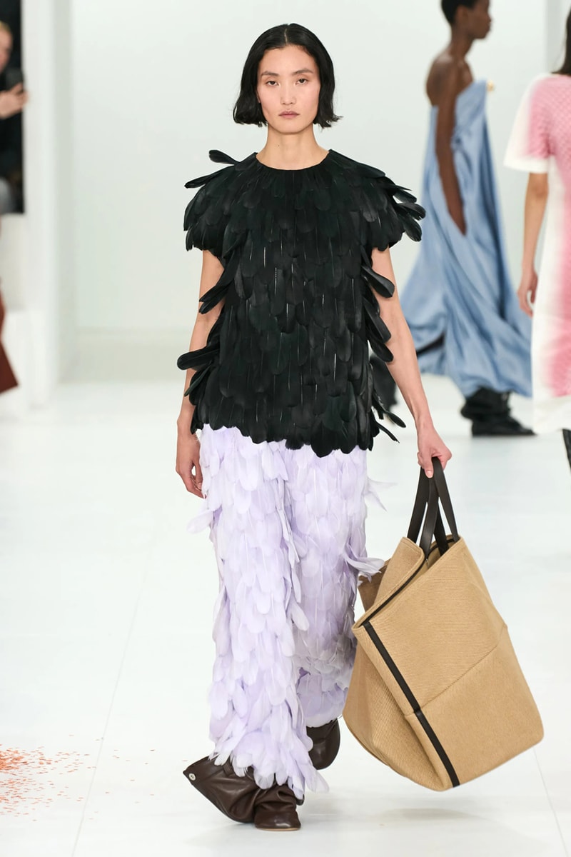 LOEWE 正式發佈 2023 秋冬女裝系列大秀
