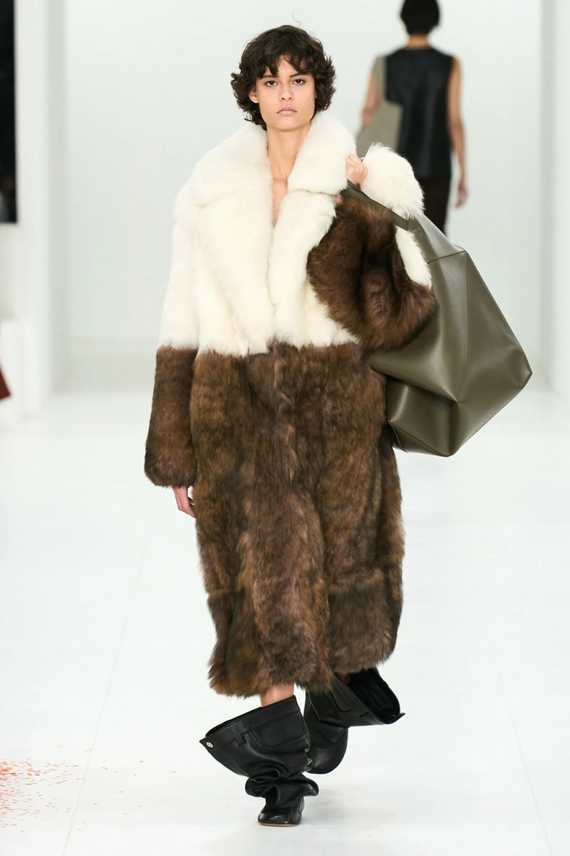 LOEWE 正式發佈 2023 秋冬女裝系列大秀