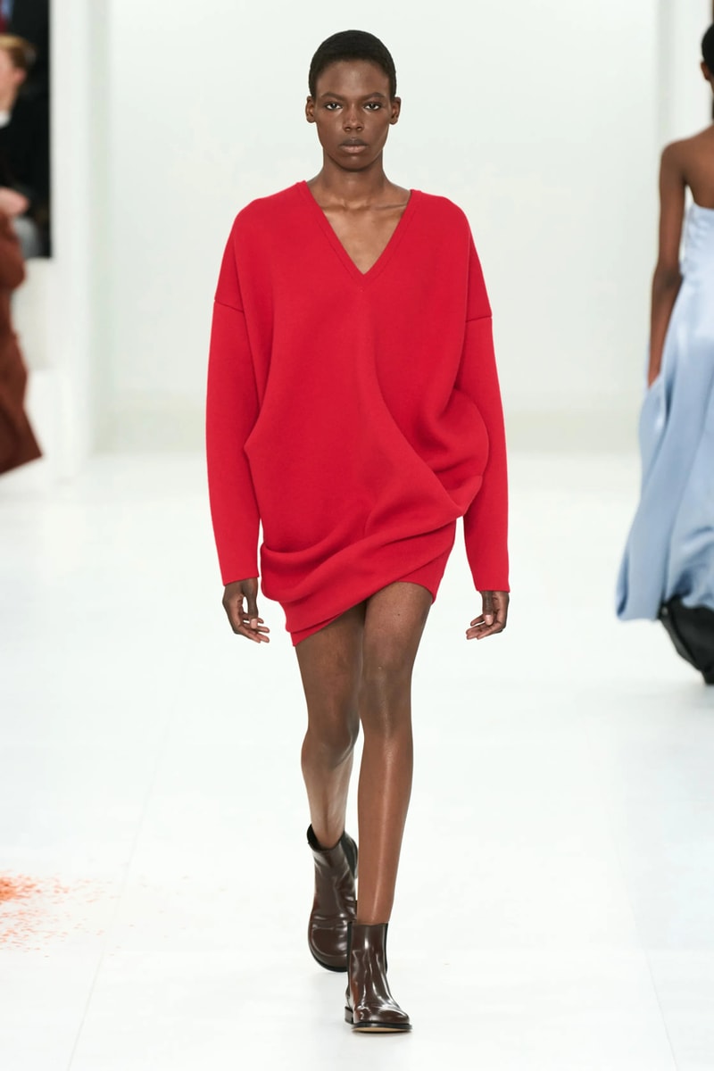 LOEWE 正式發佈 2023 秋冬女裝系列大秀
