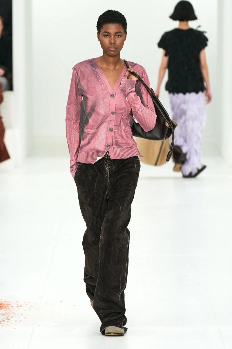 LOEWE 正式發佈 2023 秋冬女裝系列大秀