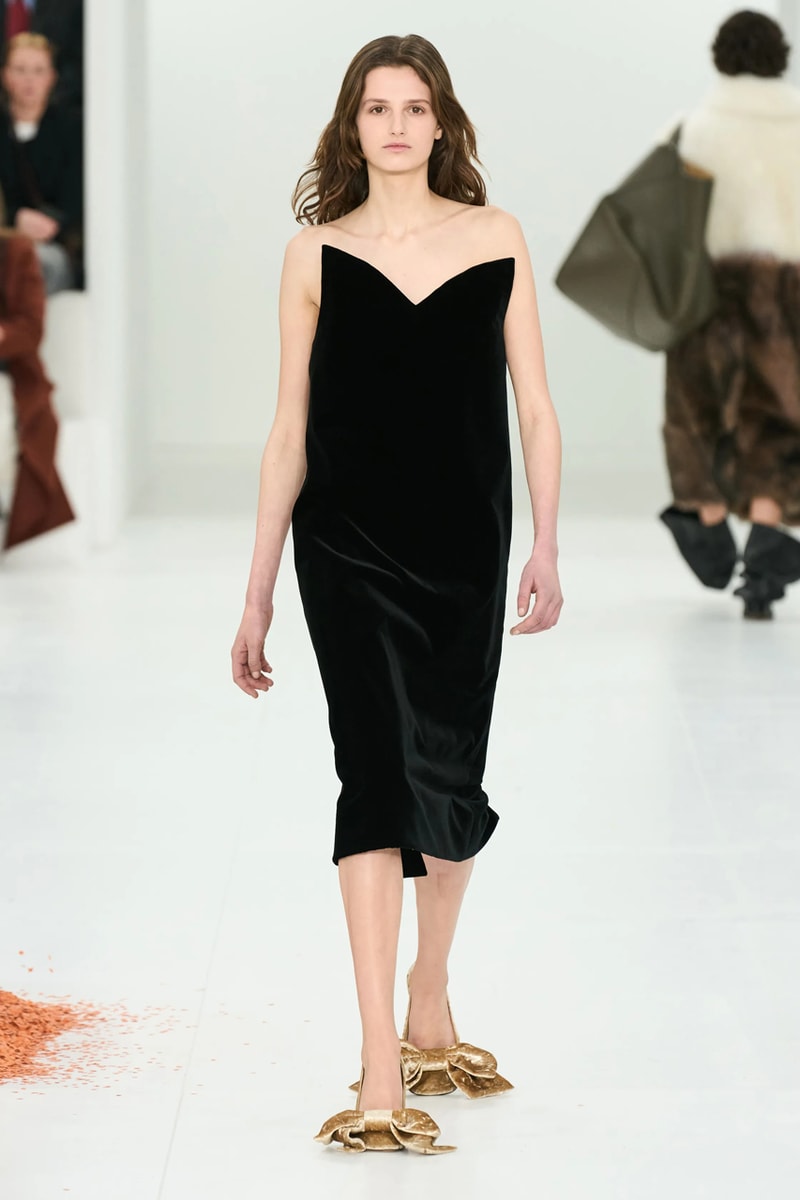 LOEWE 正式發佈 2023 秋冬女裝系列大秀
