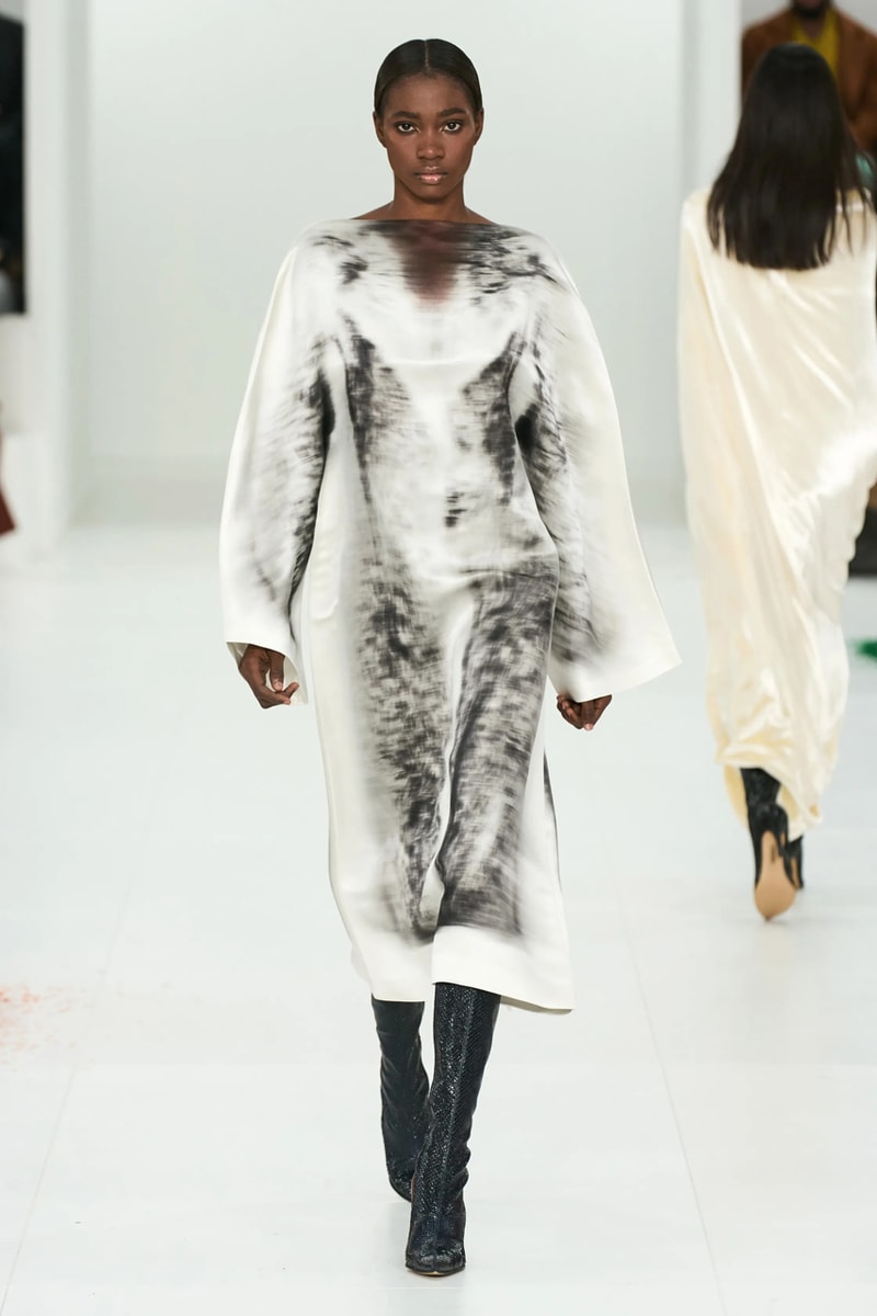 LOEWE 正式發佈 2023 秋冬女裝系列大秀