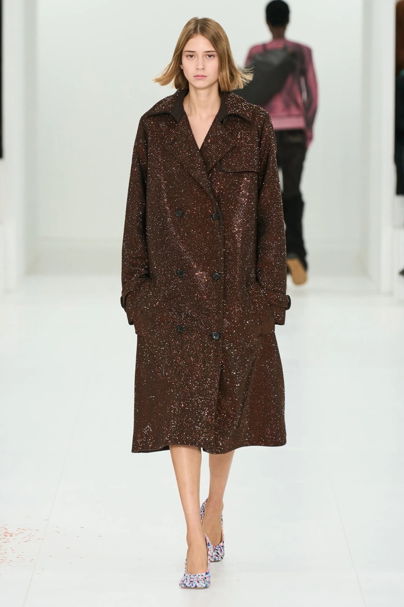LOEWE 正式發佈 2023 秋冬女裝系列大秀