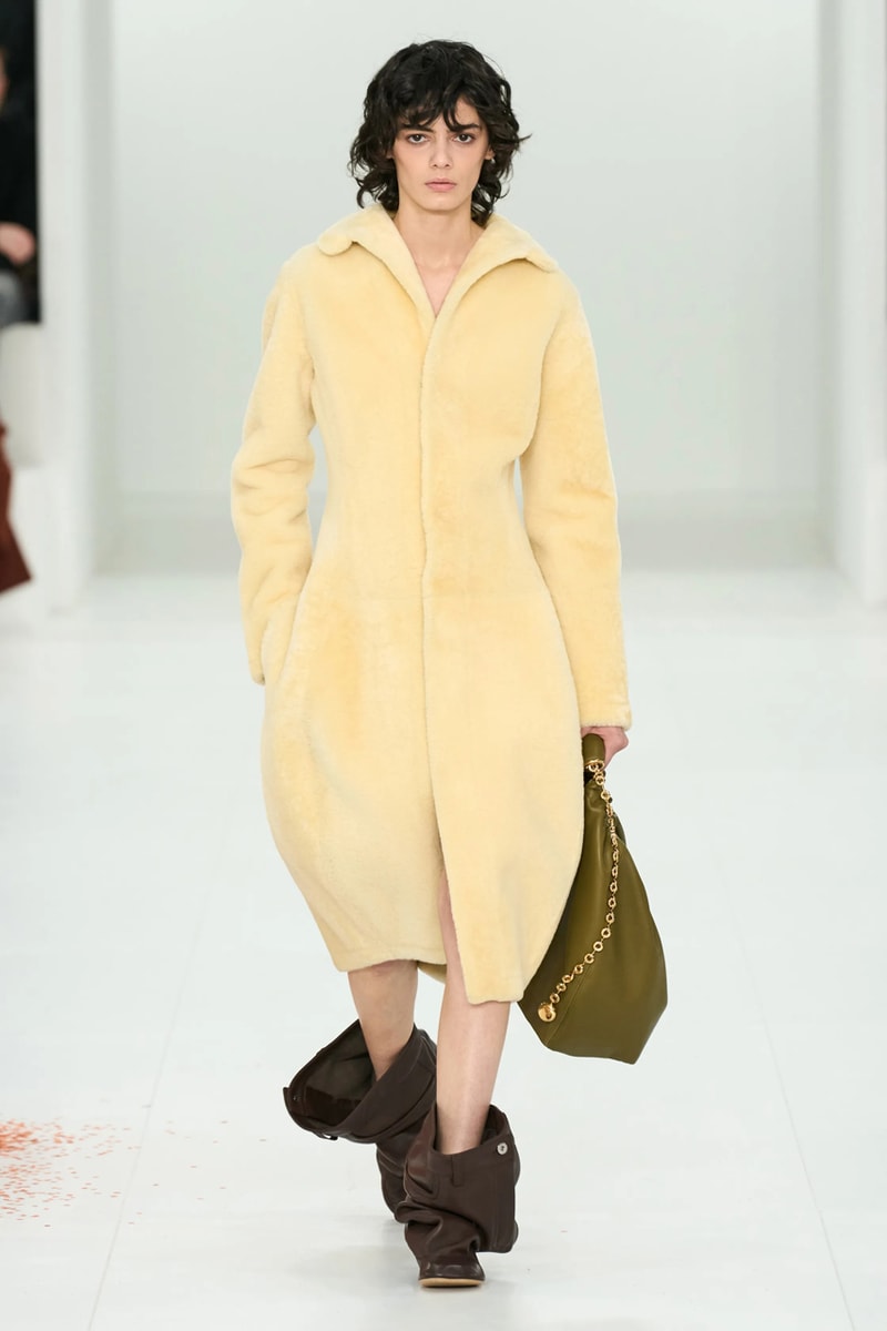 LOEWE 正式發佈 2023 秋冬女裝系列大秀