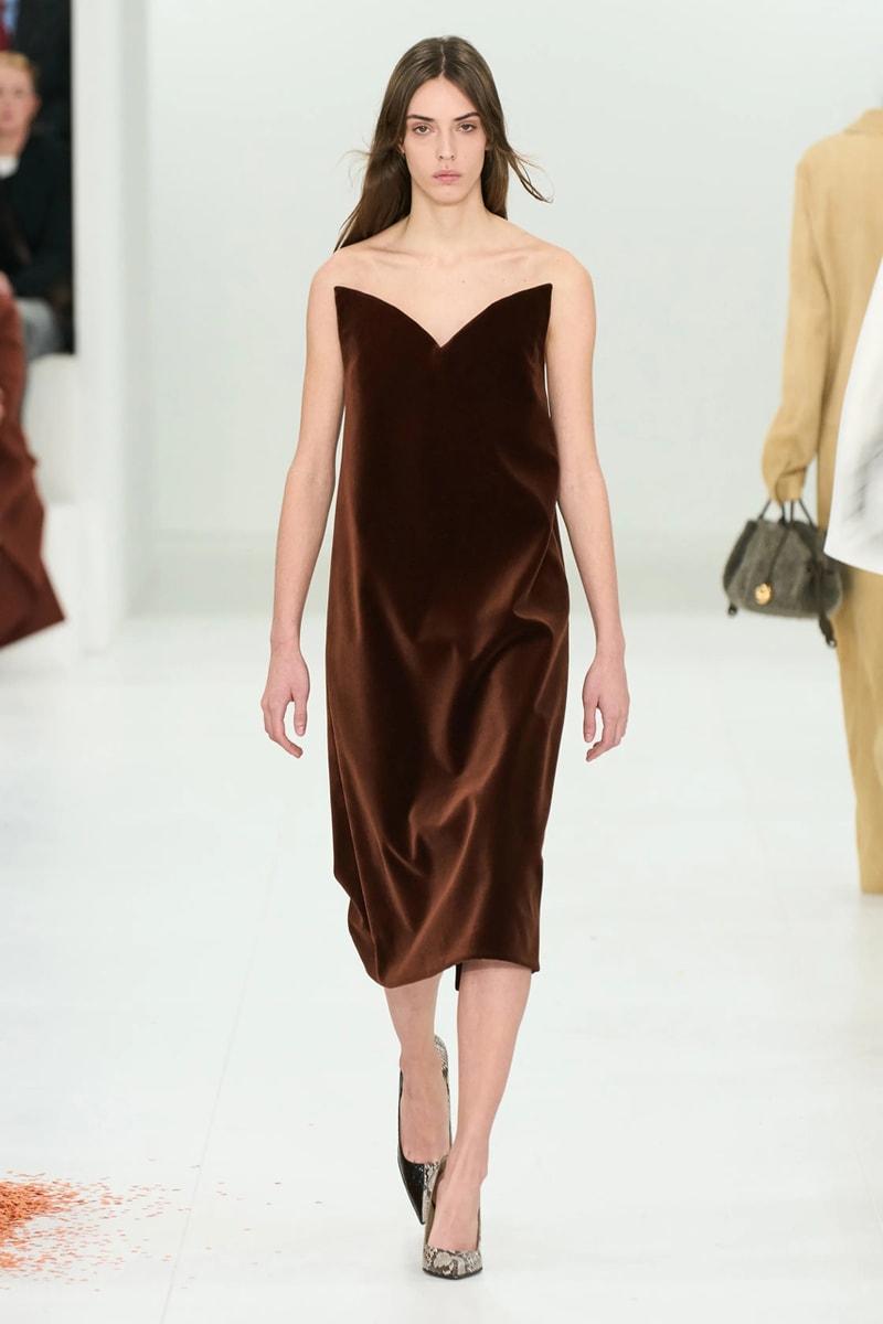 LOEWE 正式發佈 2023 秋冬女裝系列大秀