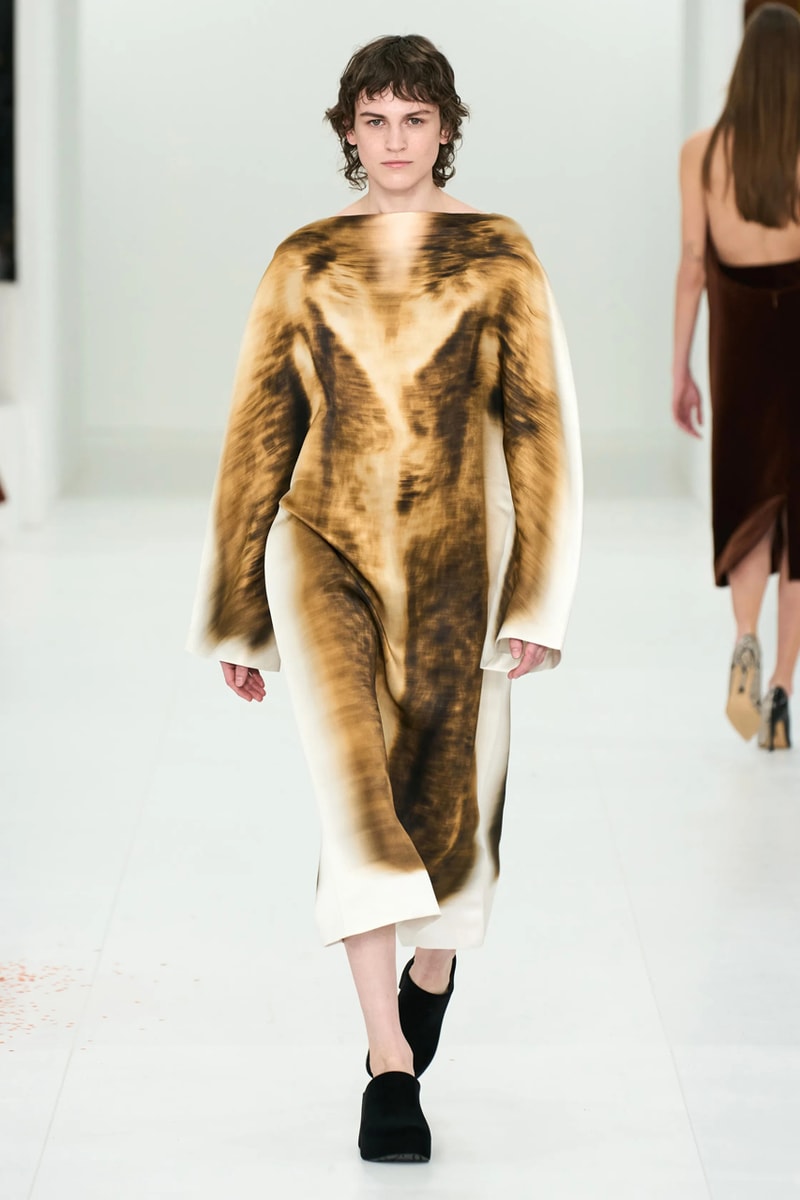 LOEWE 正式發佈 2023 秋冬女裝系列大秀