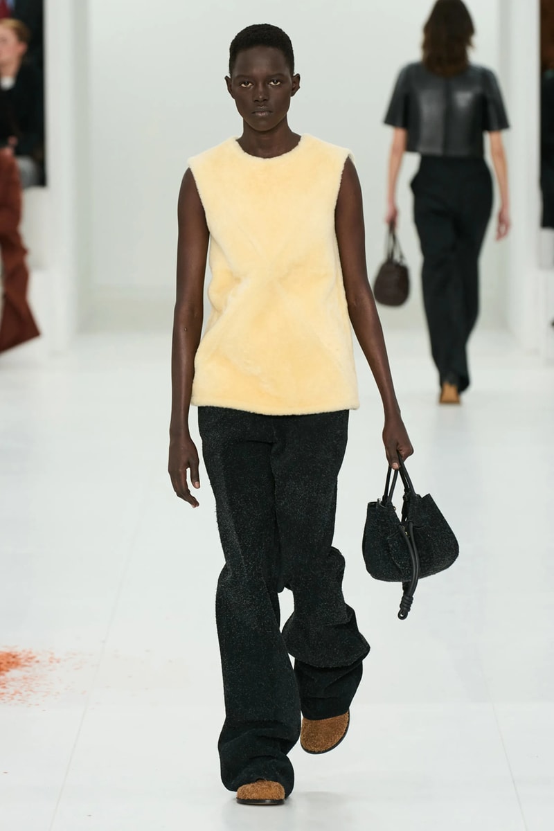 LOEWE 正式發佈 2023 秋冬女裝系列大秀