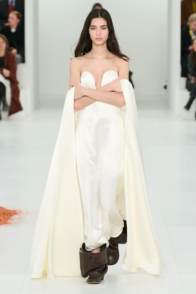 LOEWE 正式發佈 2023 秋冬女裝系列大秀