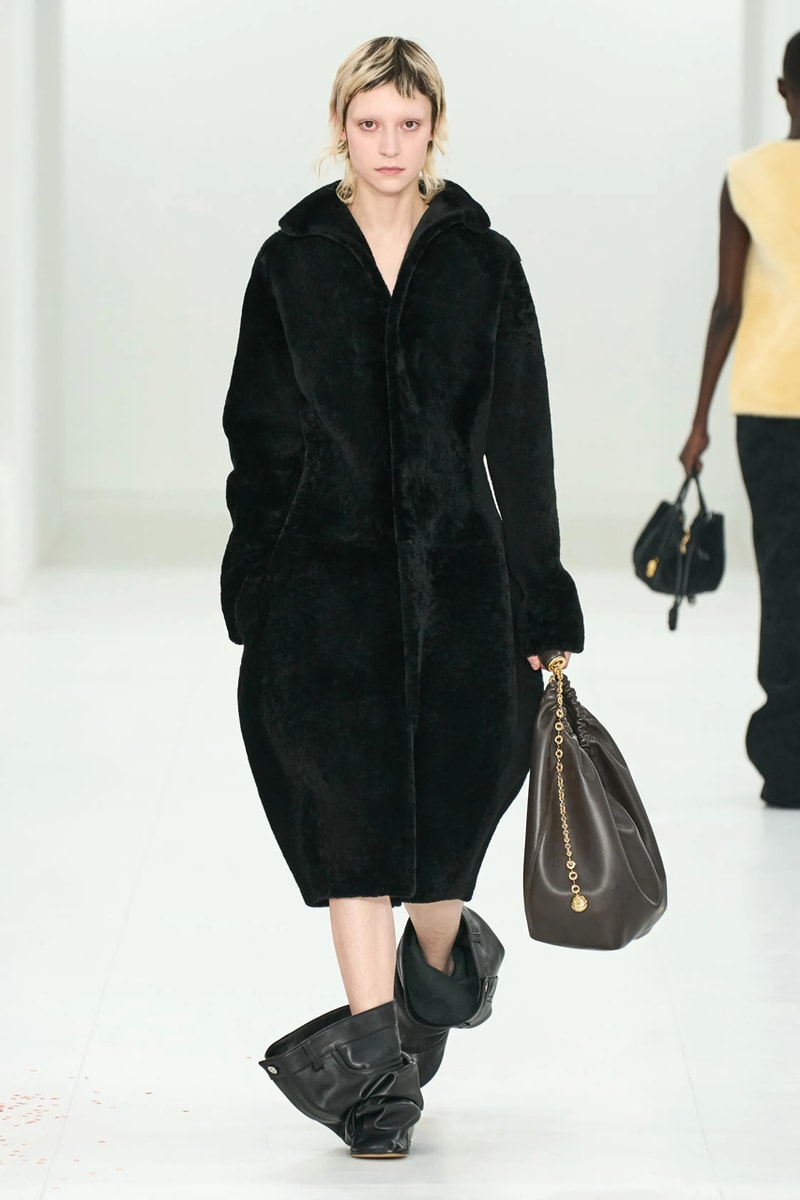 LOEWE 正式發佈 2023 秋冬女裝系列大秀