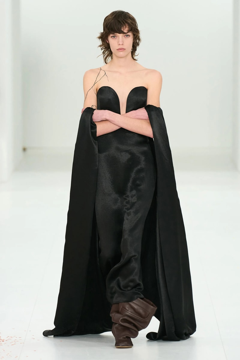 LOEWE 正式發佈 2023 秋冬女裝系列大秀