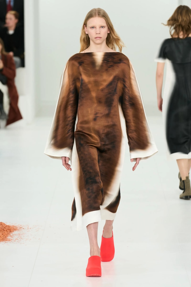 LOEWE 正式發佈 2023 秋冬女裝系列大秀