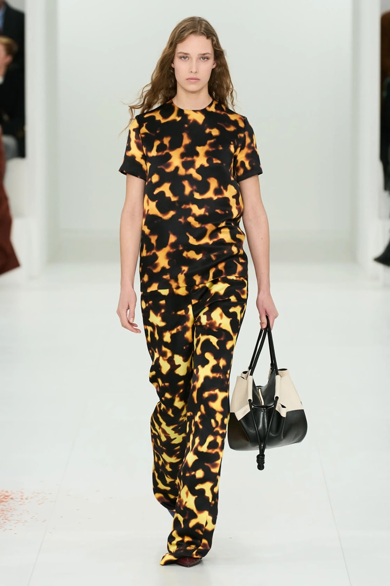 LOEWE 正式發佈 2023 秋冬女裝系列大秀
