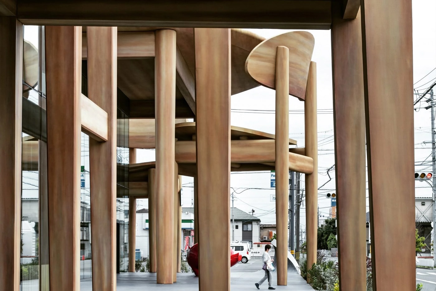 近賞日建設計操刀超巨大桌椅造型建築「SWEETS BANK」