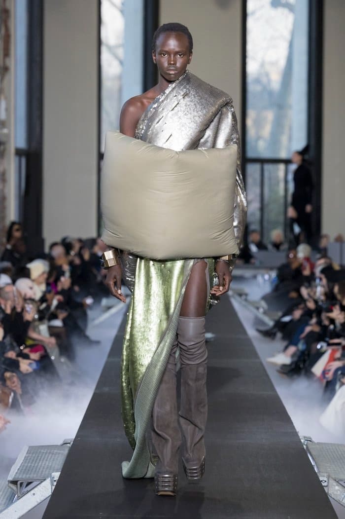Rick Owens 正式發佈 2023 秋冬女裝系列大秀