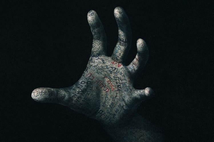 A24 最新超自然恐怖電影《Talk to Me》首波預告正式來襲