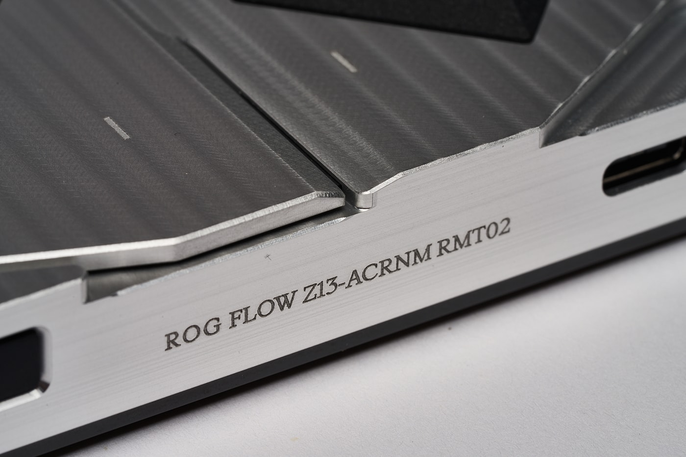 ACRONYM 攜手 ASUS 推出全新聯名筆記型電腦「ROG Flow Z13-ACRNM RMT02」