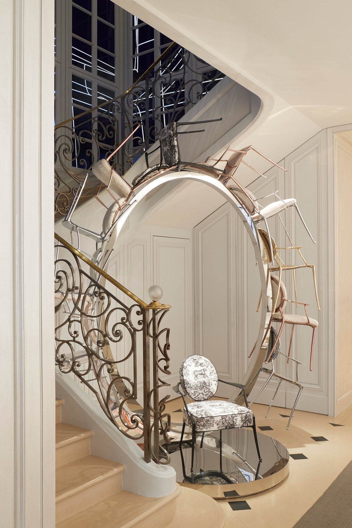 近賞 Philippe Starck 設計 Monsieur Dior 扶手椅與家飾系列