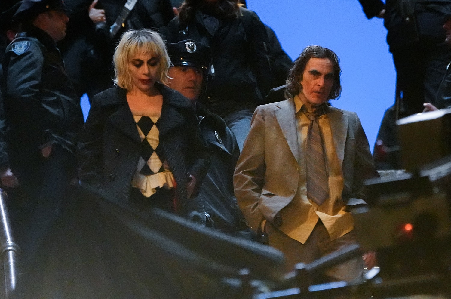 Joaquin Phoenix、Lady Gaga 主演《小丑 Joker: Folie à Deux》最新合體片場照曝光