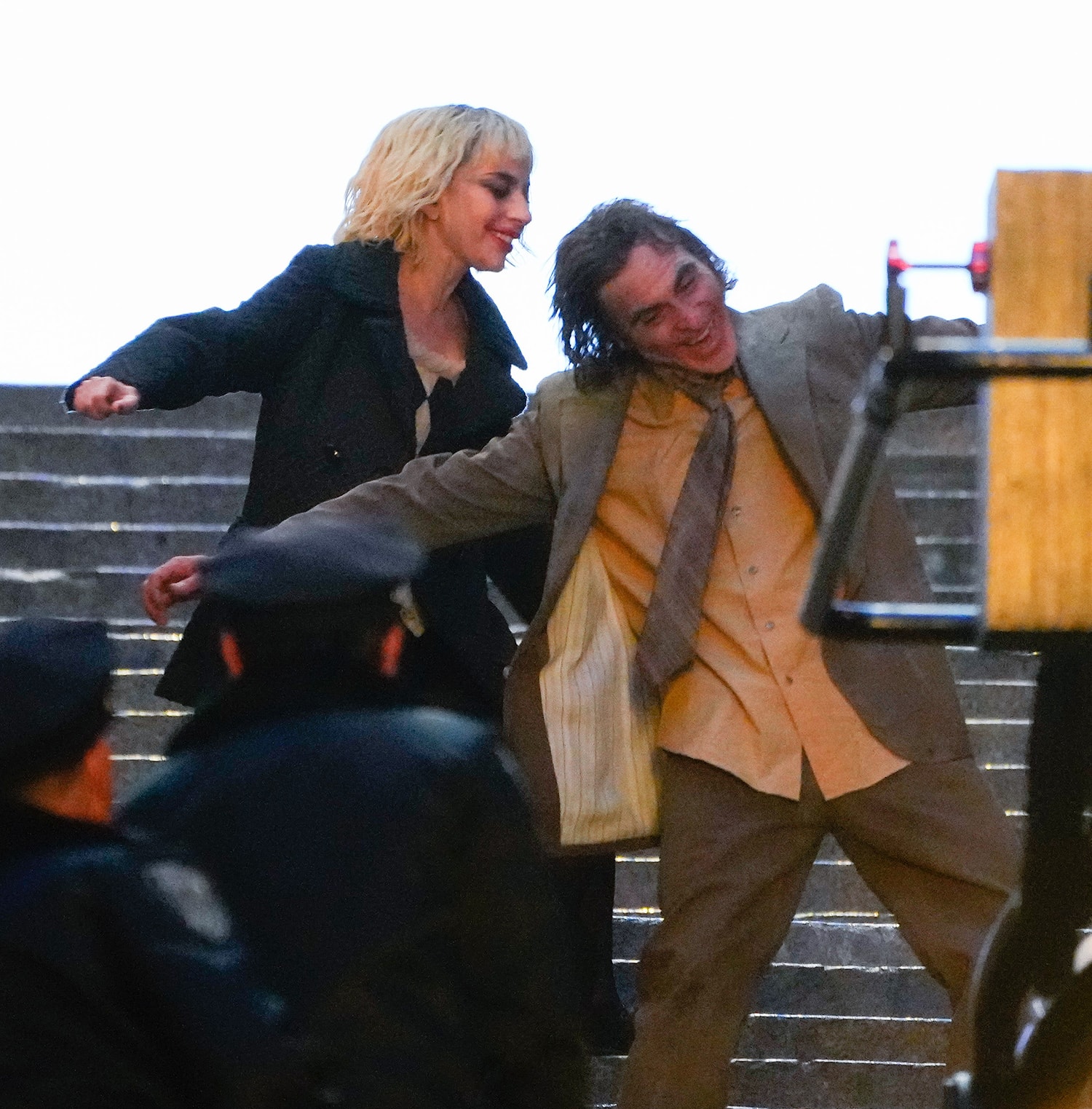Joaquin Phoenix、Lady Gaga 主演《小丑 Joker: Folie à Deux》最新合體片場照曝光