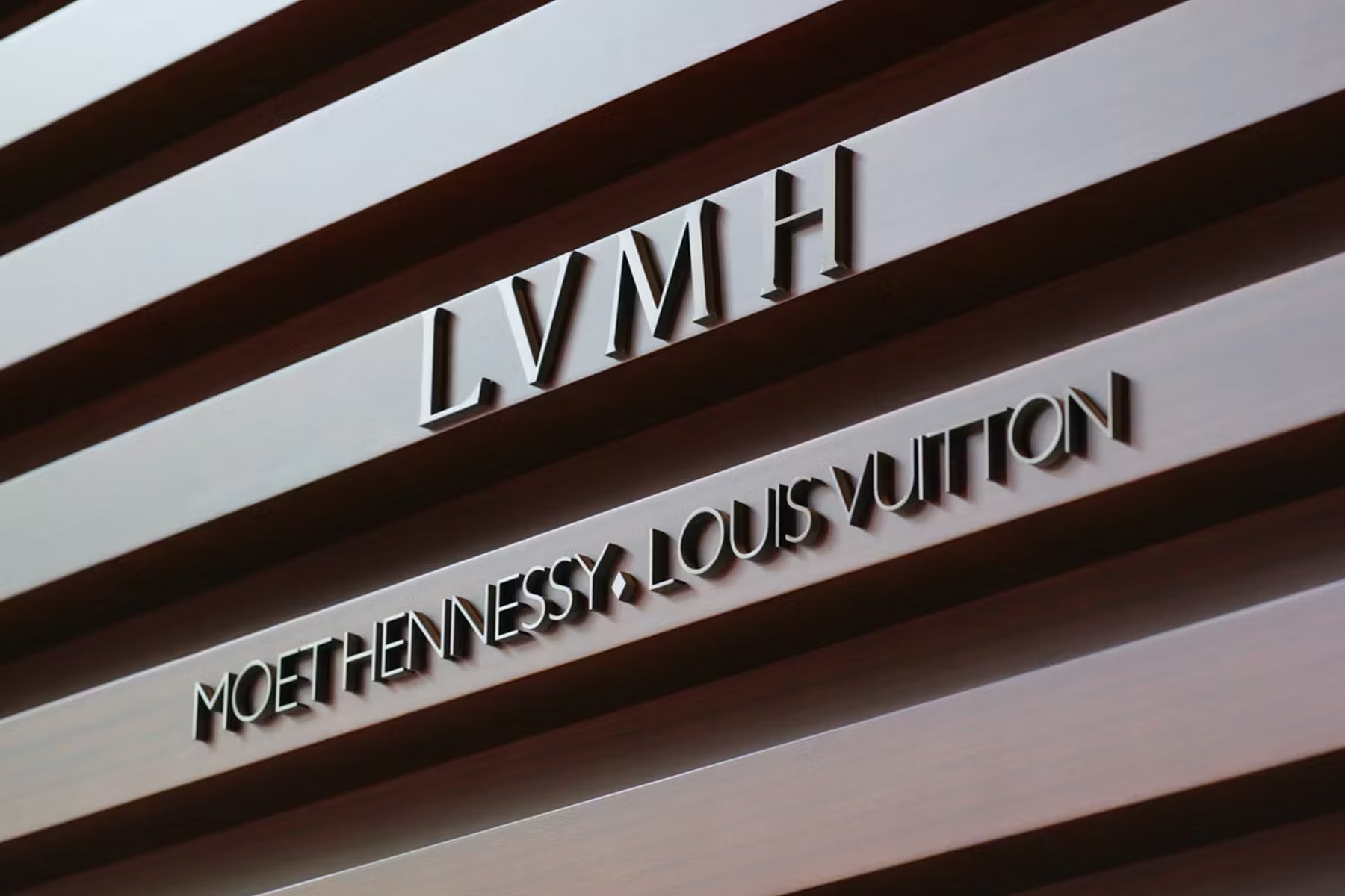 LVMH 巴黎總部大樓遭抗議人士集體闖入