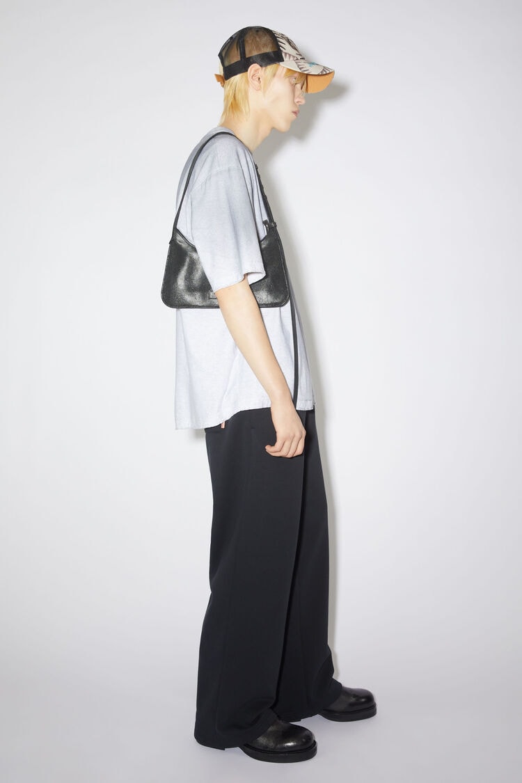 Acne Studios 正式推出全新 Platt Crackle 包袋