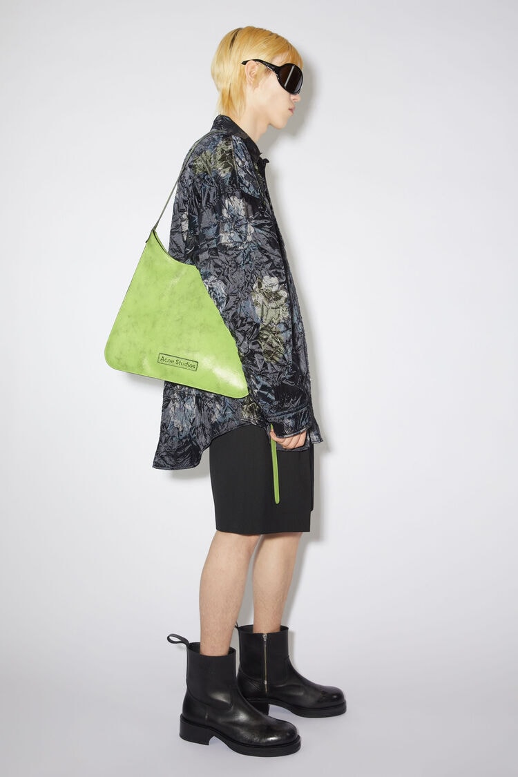 Acne Studios 正式推出全新 Platt Crackle 包袋