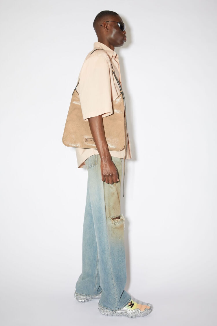 Acne Studios 正式推出全新 Platt Crackle 包袋