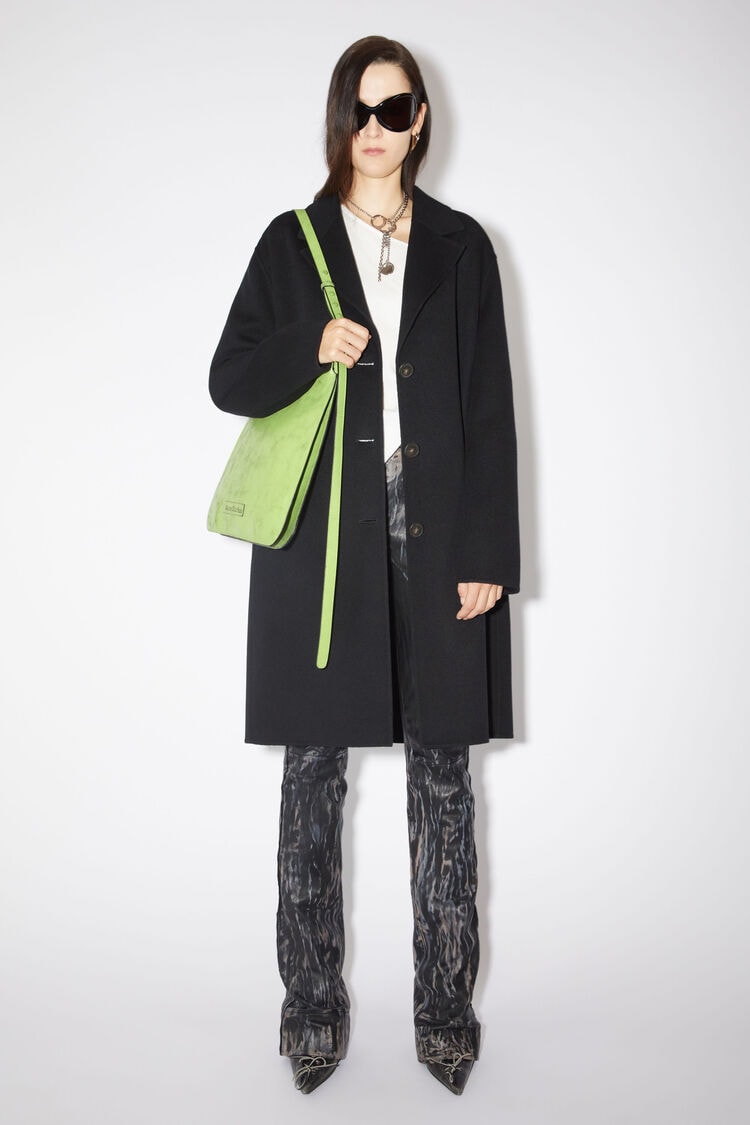 Acne Studios 正式推出全新 Platt Crackle 包袋