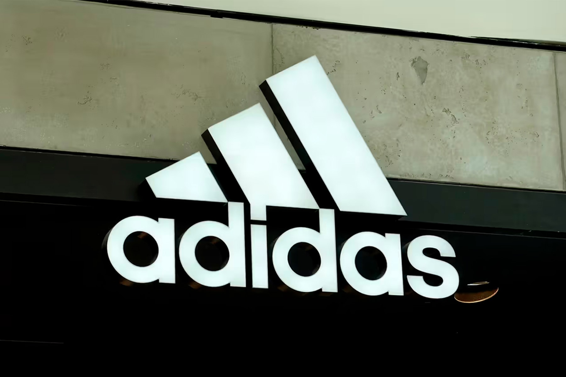 adidas 2023 年第一季度財報揭示比上年同期虧損 €4 億歐元