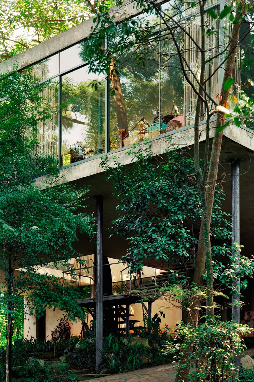 Bottega Veneta 於建築師 Lina Bo Bardi 住宅 Casa de Vidro 玻璃屋致敬巴西文化