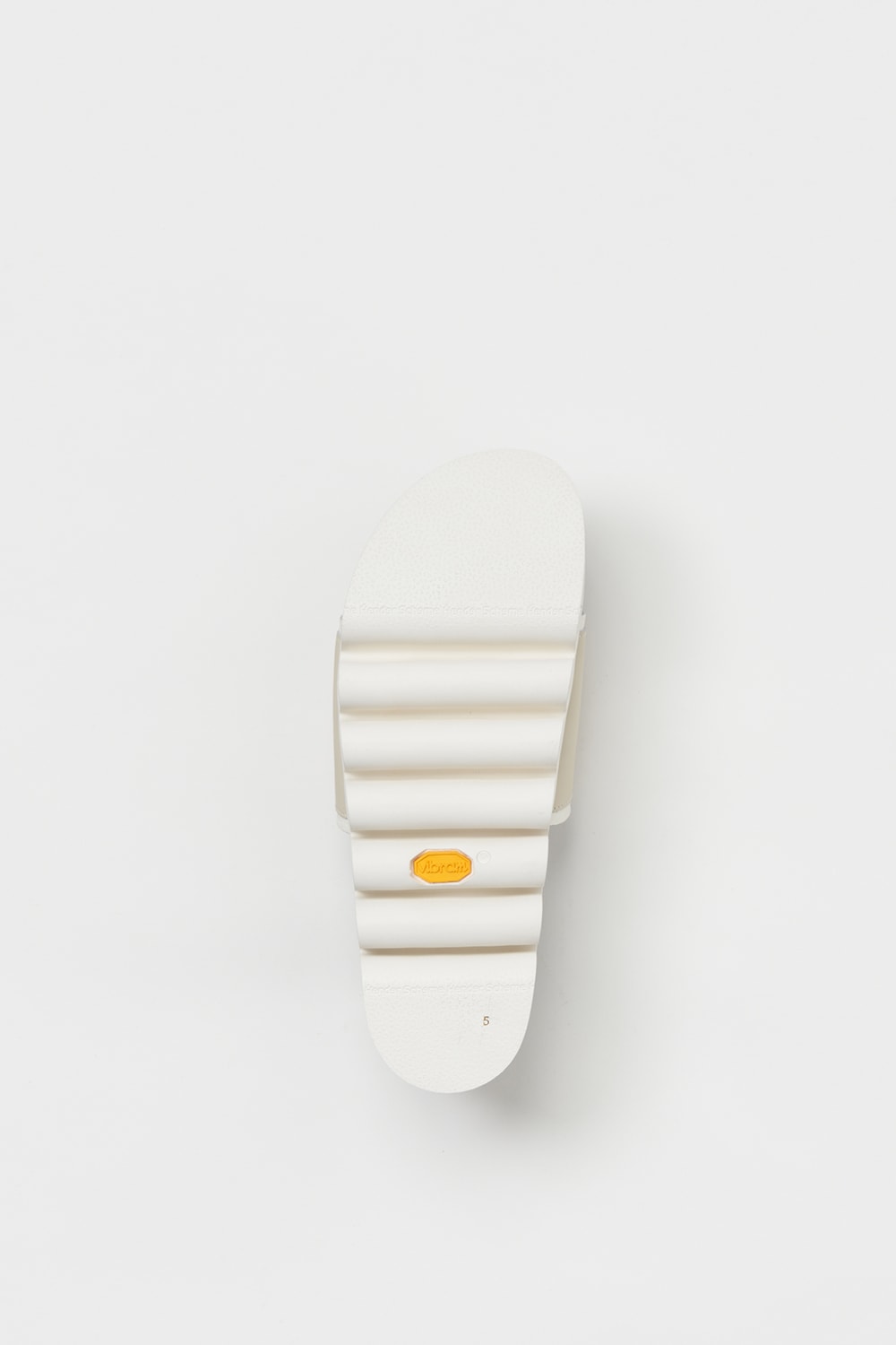 Hender Scheme 正式推出搭載 Vibram® 原創大底全新涼鞋「Caterpillar」