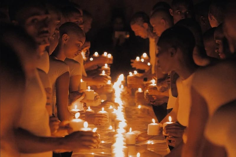 回歸預熱？Kanye West 率領 YEEZY 秘密登陸洛杉磯發佈 Season 10 秀場