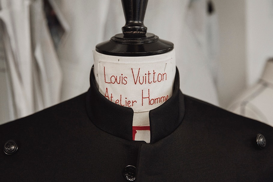 王嘉爾身穿 Louis Vuitton 訂製男裝現身 2023 Met Gala 紅毯