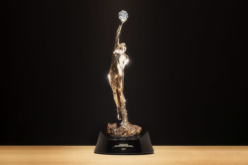 率先近賞 NBA 全新例行賽 MVP 獎盃「The Michael Jordan Trophy」