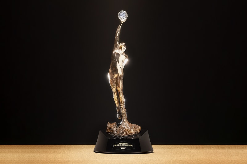 率先近賞 NBA 全新例行賽 MVP 獎盃「The Michael Jordan Trophy」
