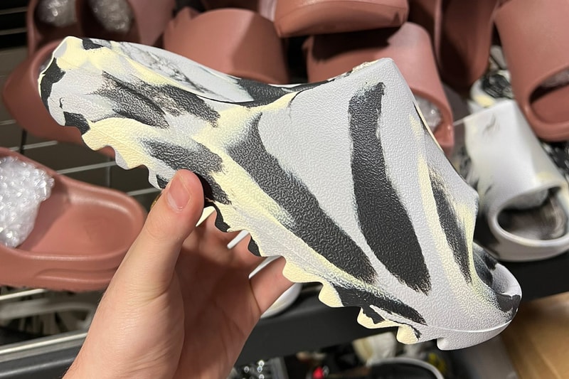 adidas YEEZY SLIDE 最新配色「MX Moon」率先曝光