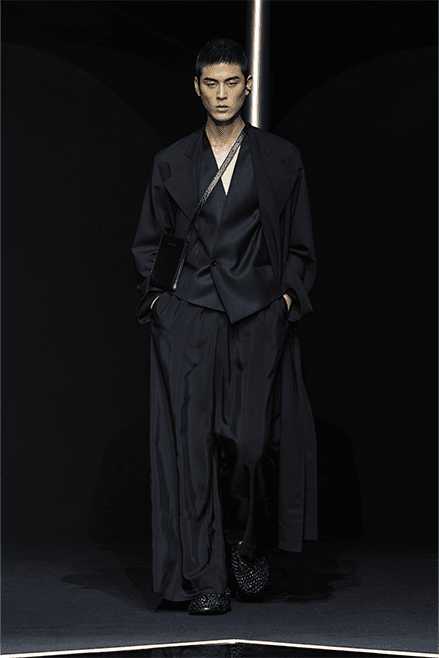 Emporio Armani 2024 春夏男裝系列大秀「The Essence Of The Night」正式登場