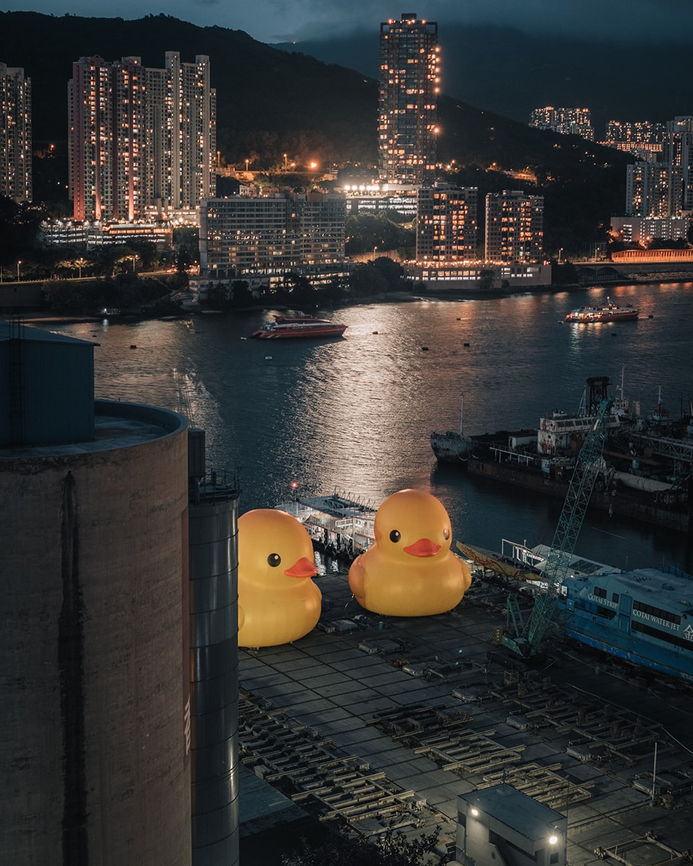 荷蘭藝術家 Florentijn Hofman 創作《橡皮鴨二重暢》即將登陸香港維多利亞港