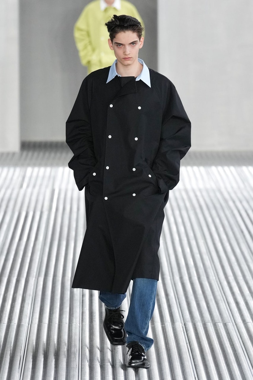 Raf Simons 與 Miuccia Prada 共同打造 Prada 2024 最新男裝系列大秀 《Fluid Form》