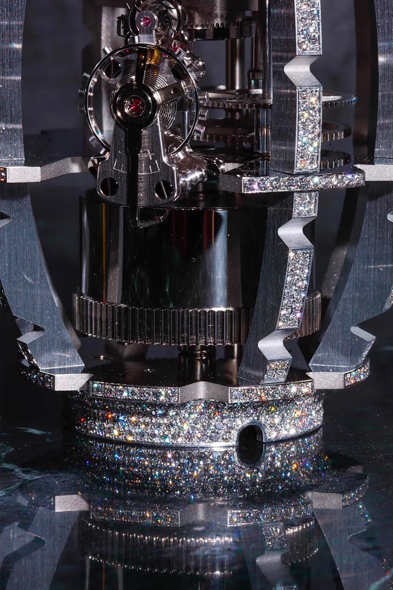 A$AP ROCKY 於新歌《RIOT（Rowdy Pipe’n) 》配戴價值接近 $15 萬美金鑽石鐘錶吊墜