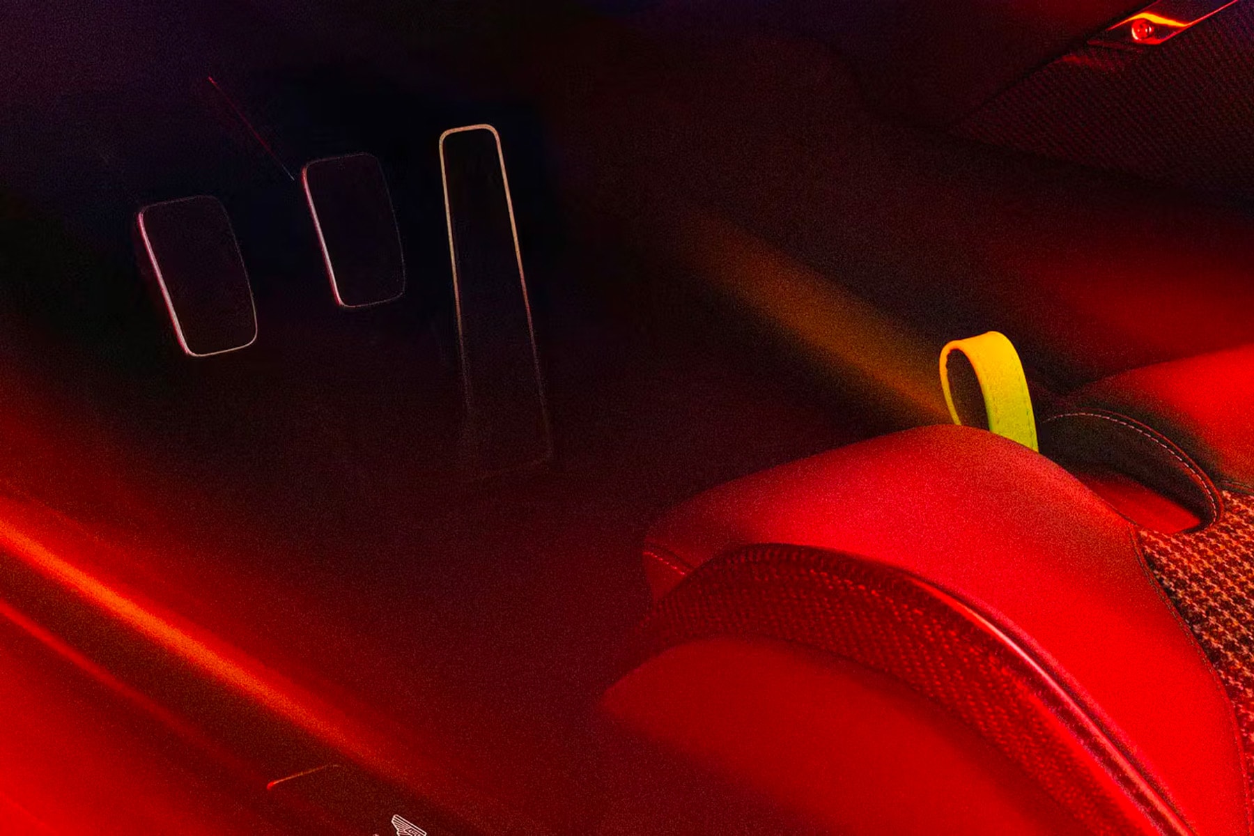 Aston Martin 正式發表全新 V12 超跑車型 Valour